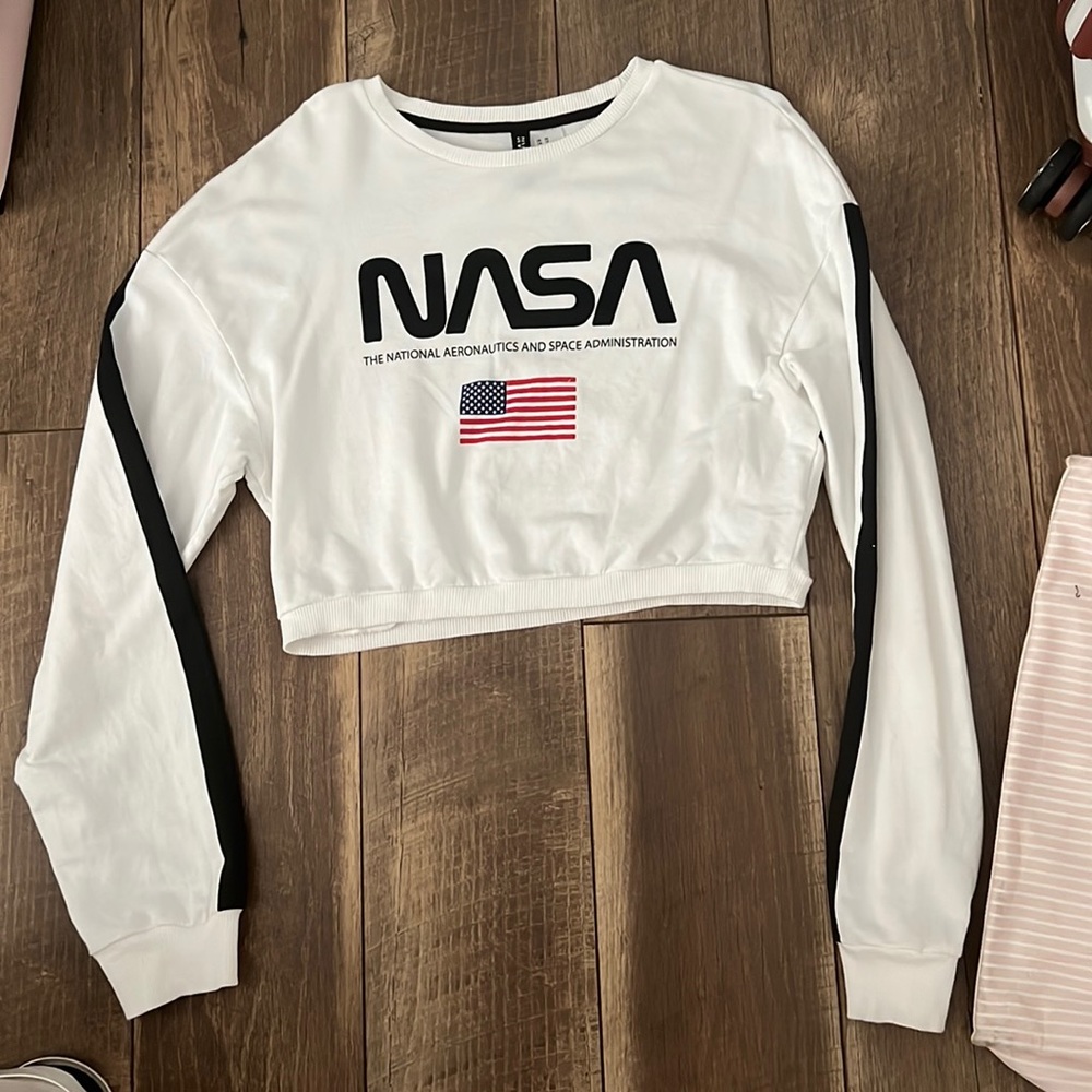 Divided by H&M white NASA cropped long sleeve size XS